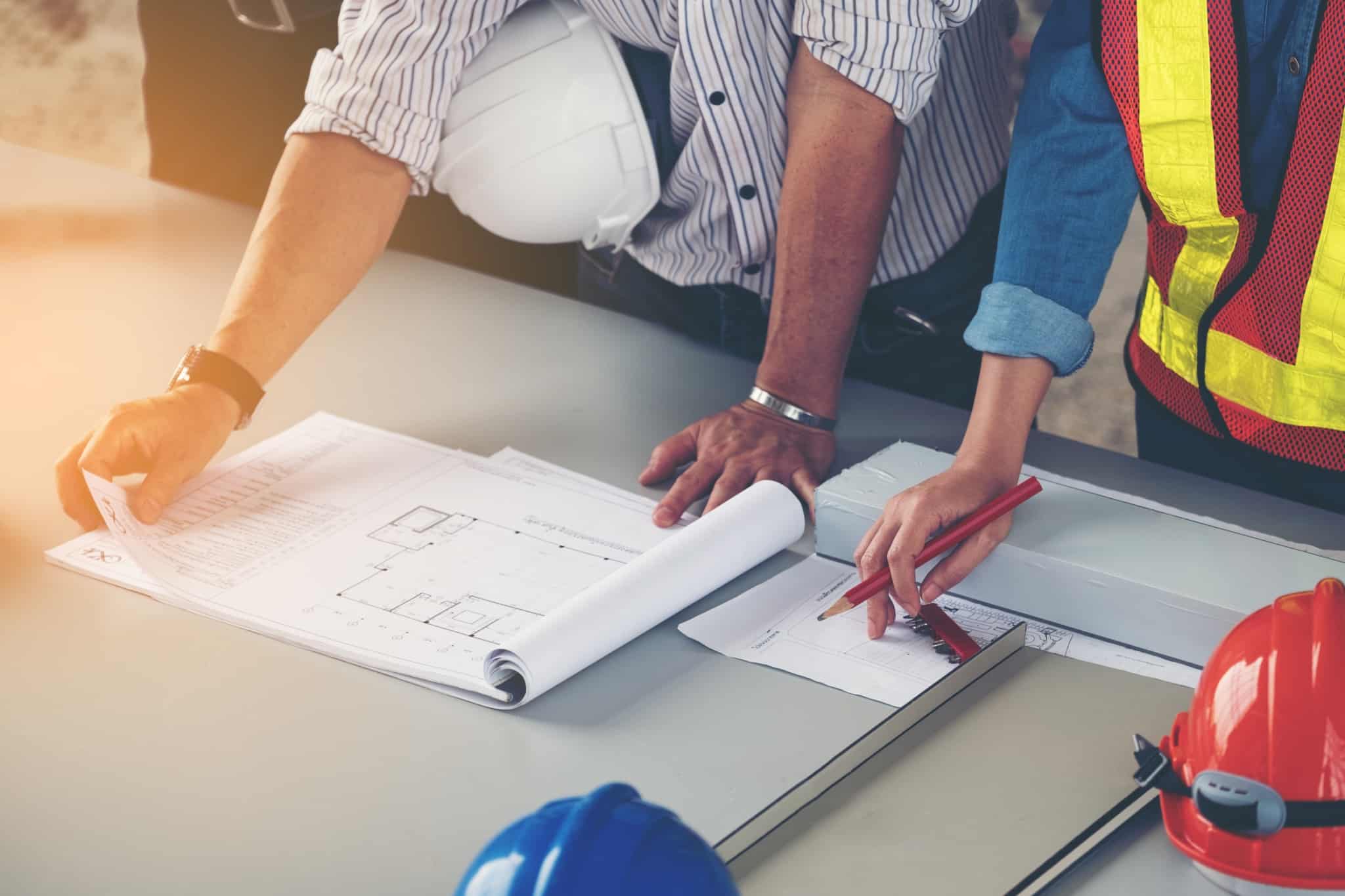 engenheiro e arquiteto a olhar para planta de casa