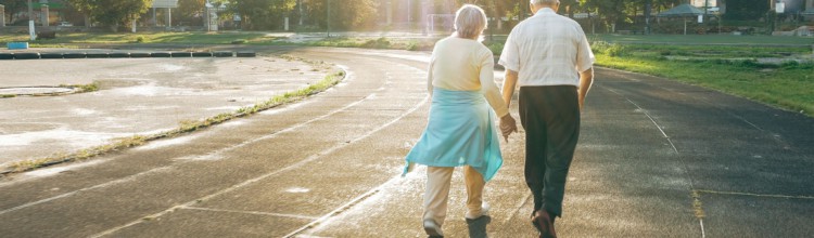 casal idoso a passear na rua